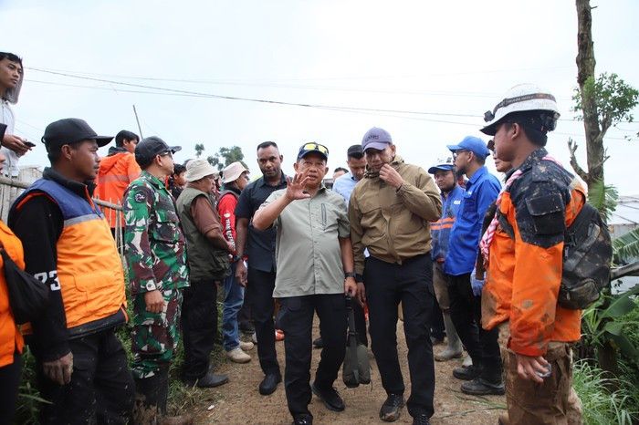Tinjau Longsor di Bandung Barat, Mendagri Dorong Relokasi Warga dan Penguatan Tata Ruang
