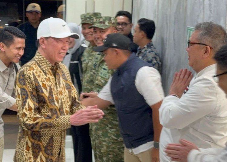 Jokowi Tiba di Makassar, Disambut Elite PSI Jelang Rakernas
