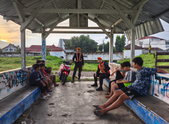 KAI Daop 7 Madiun Larang Ngabuburit di Rel Kereta, Pelanggar Terancam Sanksi Pidana