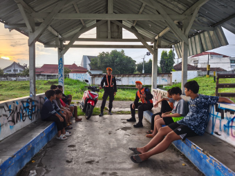 KAI Daop 7 Madiun Larang Ngabuburit di Rel Kereta, Pelanggar Terancam Sanksi Pidana