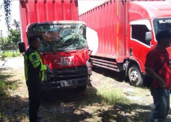 Adu Banteng Truk Tronton dan Truk Boks di Jalur Bojonegoro-Babat