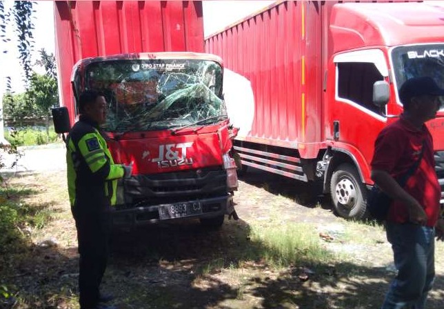Adu Banteng Truk Tronton dan Truk Boks di Jalur Bojonegoro-Babat
