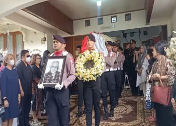 Istri Jenderal Hoegeng, Meriyati Hoegeng Dimakamkan dengan Upacara Kebesaran Polri di Giritama