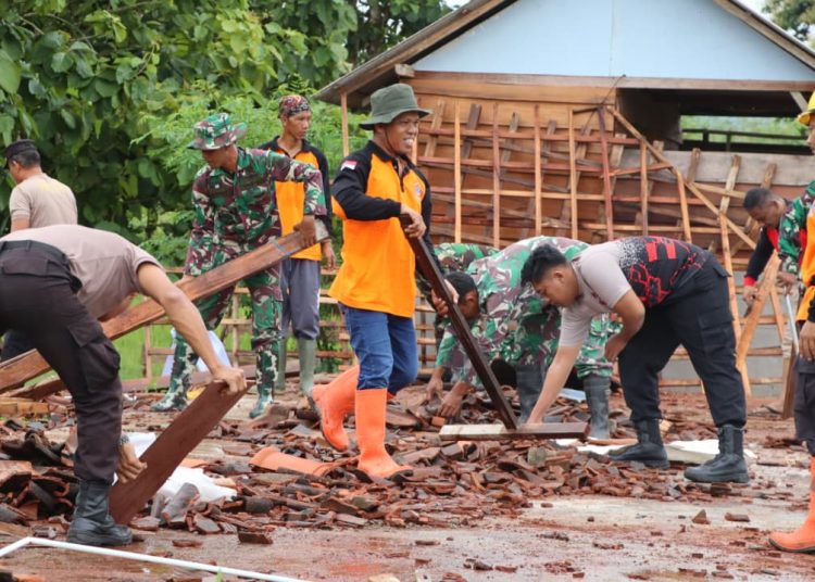 Rumah Warga Roboh Diterjang Angin Kencang di Giritontro, Aparat Gabungan Gelar Bakti Sosial