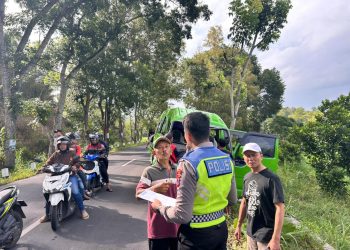 Motor dan Minibus Bertabrakan di Wuryantoro, Tiga Luka Ringan Usai Salip Lewati Marka