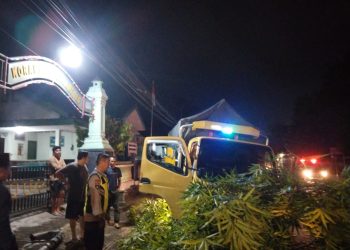 Tabrakan Truk dan Motor di Depan Mapolsek Purwantoro, Dua Orang Luka Berat