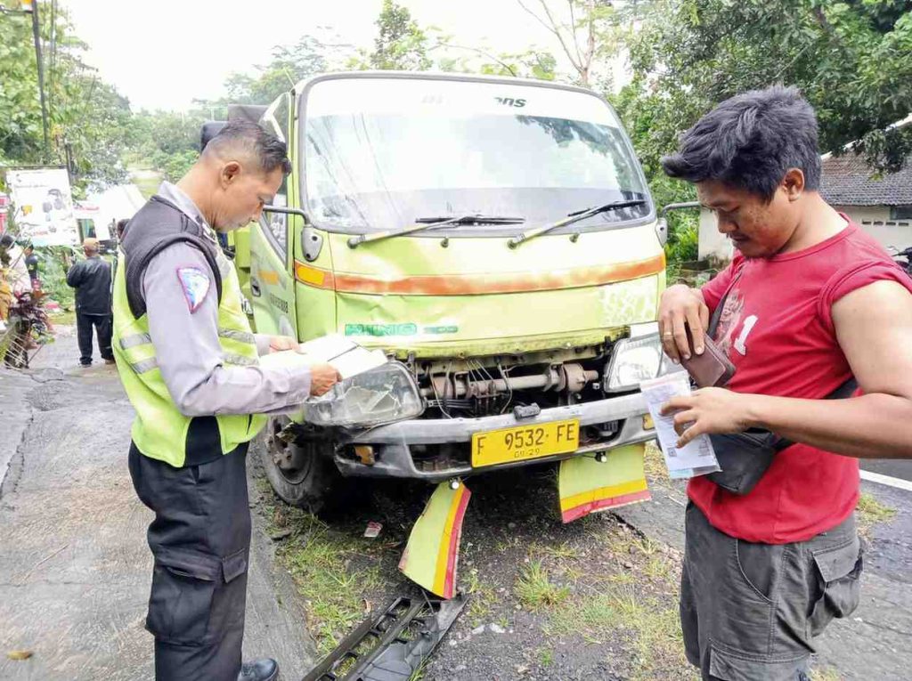 Truk Oleng di Jalur Turunan, Pengendara Motor Tewas di Wonogiri