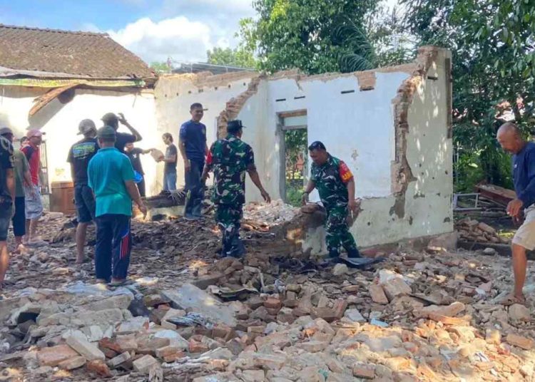 Rumah Roboh Diterjang Hujan Lebat di Sukoharjo, Lansia Tewas Tertimpa Reruntuhan