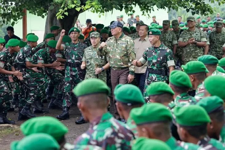 Menhan Tinjau Kesiapan Tempur Yonif TP 875 di Dompu, Tegaskan TNI sebagai Tentara Rakyat