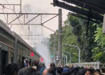 KRL Jakarta-Bogor Keluarkan Asap di Stasiun Universitas Pancasila, Penumpang Dievakuasi