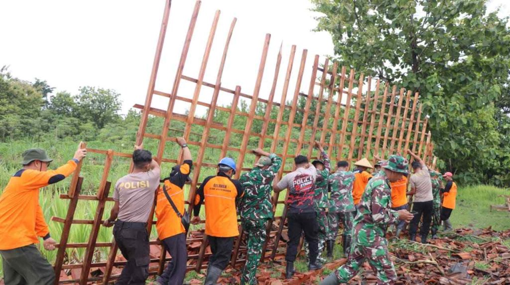 Rumah Warga Roboh Diterjang Angin Kencang di Giritontro, Aparat Gabungan Gelar Bakti Sosial