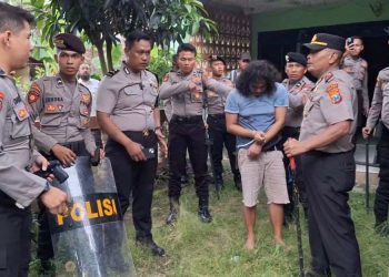 Respons Cepat Laporan 110, Polres Ngawi Amankan Pria Depresi Bersenjata Tajam di Geneng