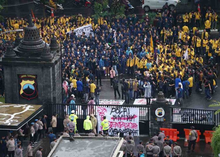 650 Mahasiswa Gelar Aksi di Depan Polda Jateng, Berlangsung Tertib dan Kondusif