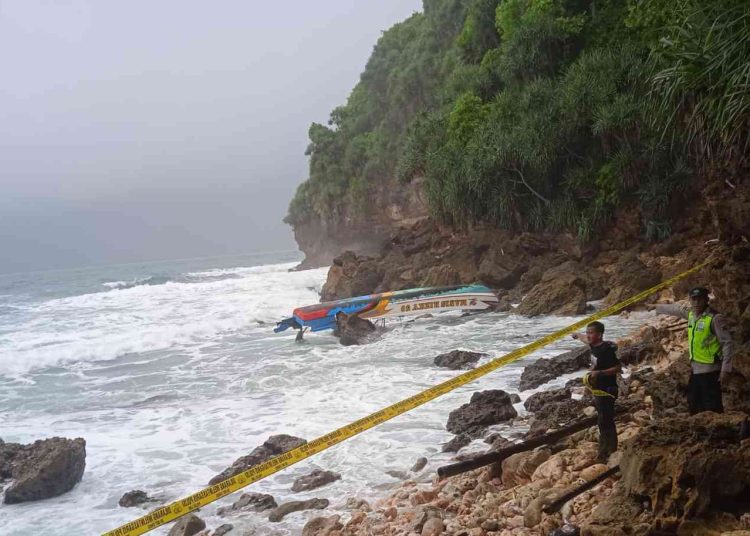 Kapal Nelayan Terbalik di Pantai Watumandi Wonogiri, Satu ABK Masih Hilang