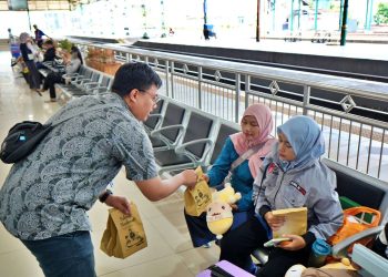 KAI Daop 7 Madiun Bagikan 700 Takjil Gratis untuk Penumpang KA Jarak Jauh Selama Angkutan Lebaran 2026