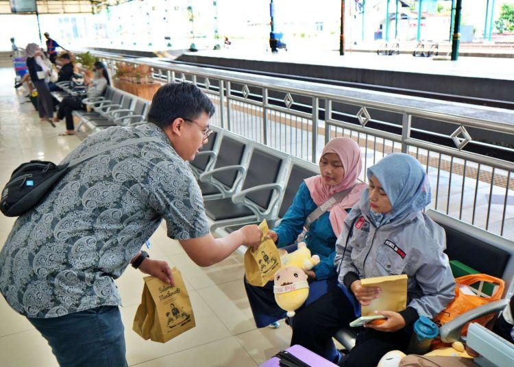 KAI Daop 7 Madiun Bagikan 700 Takjil Gratis untuk Penumpang KA Jarak Jauh Selama Angkutan Lebaran 2026