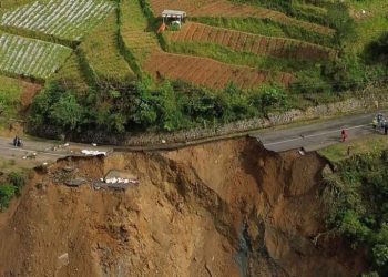 Longsor Putus Total Jalur Batur-Pejawaran, Aktivitas Warga Dataran Tinggi Banjarnegara Lumpuh