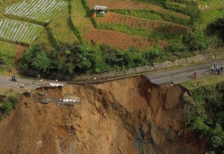 Longsor Putus Total Jalur Batur-Pejawaran, Aktivitas Warga Dataran Tinggi Banjarnegara Lumpuh