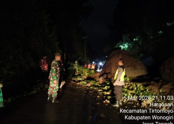 Polisi Gerak Cepat Tangani Longsor dan Pohon Tumbang di Jalan Lingkar Wonogiri