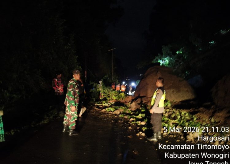 Polisi Gerak Cepat Tangani Longsor dan Pohon Tumbang di Jalan Lingkar Wonogiri