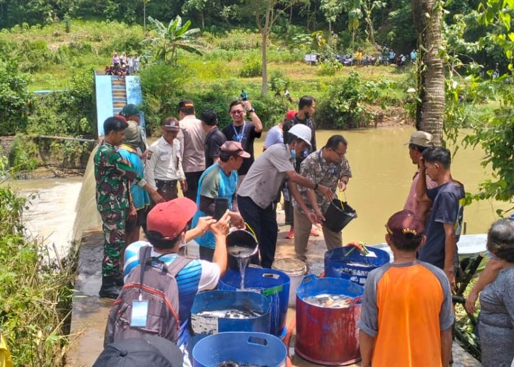 CSR Penebaran 1 Ton Ikan di Sungai Timang, Polres Wonogiri Kawal Program Pelestarian Lingkungan