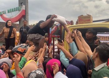 Ratusan Warga Ngawi Berebut Sembako Gratis Jelang Lebaran, Panitia Kewalahan