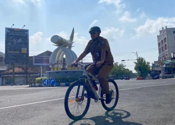 Sekolah di Ngawi Gaungkan Efisiensi BBM, Kepala SMA Bersepeda 15 Km ke Sekolah