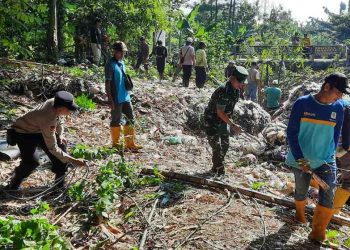 Polri dan Warga Bersinergi Bersihkan Sungai Reco, Antisipasi Banjir di Kota Madiun