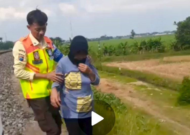 Petugas KAI Gagalkan Percobaan Bunuh Diri di Rel Kertosono