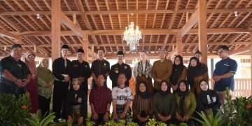 PSHT Kenalkan Pencak Silat ke Wisatawan Inggris di Madiun