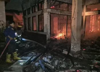 Kebakaran Hanguskan Rumah di Depok, Warga Gotong Royong Evakuasi Kendaraan