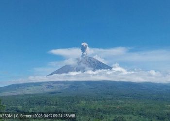 Gunung Semeru Kembali Erupsi, Kolom Abu Capai 1.000 Meter, Warga Diminta Waspada