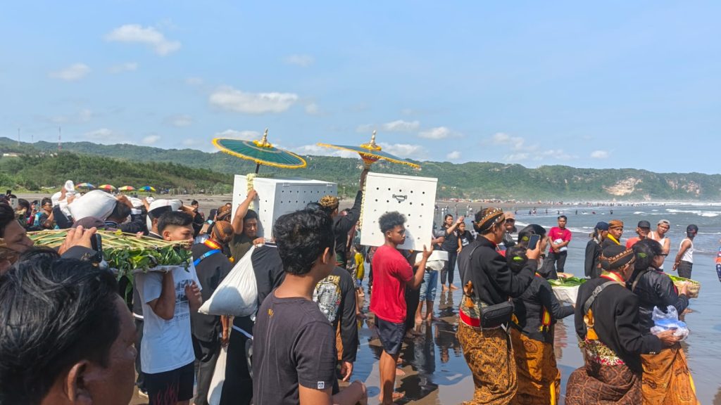 Labuhan Adang Kraton Surakarta Digelar di Parangkusumo Setelah Penundaan