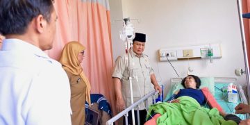 Prabowo Jenguk Korban Tabrakan KA-KRL di Bekasi, Instruksikan Investigasi Menyeluruh Sistem Keselamatan Perkeretaapian