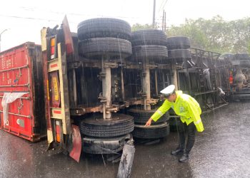 Truk Tronton Angkut Jagung Terguling di Tugu 45 Wonogiri Akibat Pecah Ban