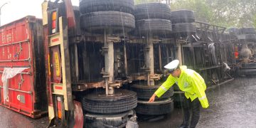 Truk Tronton Angkut Jagung Terguling di Tugu 45 Wonogiri Akibat Pecah Ban