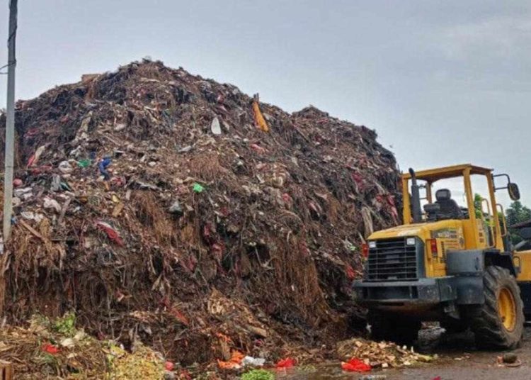Pemprov DKI Targetkan Sampah Menumpuk di Pasar Kramat Jati Tuntas dalam Sepekan