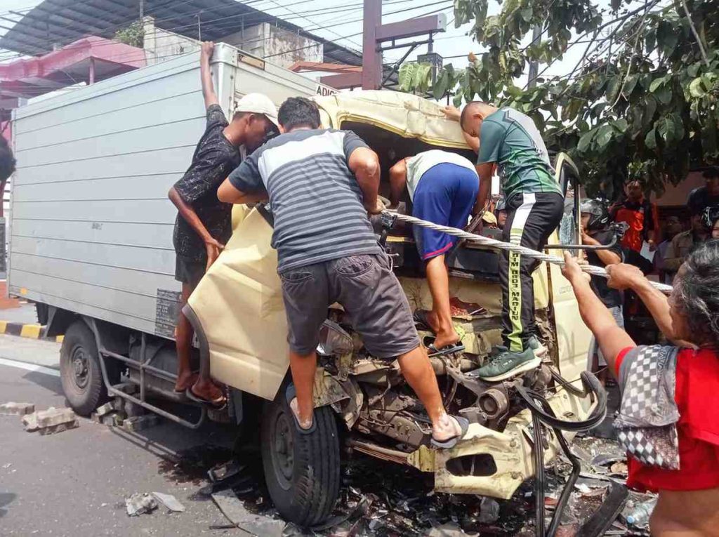 Kecelakaan Truk vs Bus Mogok di Madiun Picu Evaluasi Standar Pengamanan Darurat