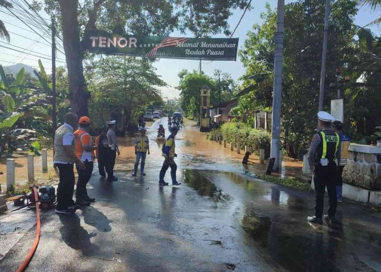 Hujan Deras Picu Banjir di Nguntoronadi, Jalan Utama Terendam