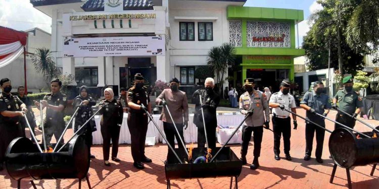 3.142 Pil Koplo dan Sabu 8,2 Gram Dimusnahkan Kejari Ngawi