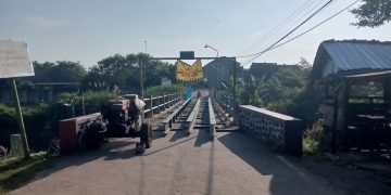 Jembatan Ambrol di Desa Glonggong Madiun Dibangun Darurat, Warga Harap Segera Ada Jembatan Permanen