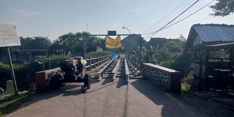 Jembatan Ambrol di Desa Glonggong Madiun Dibangun Darurat, Warga Harap Segera Ada Jembatan Permanen