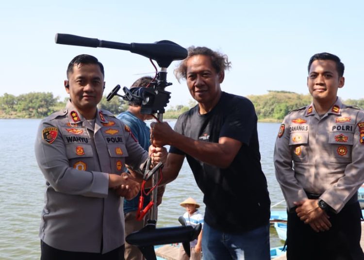 Polres Wonogiri Salurkan Mesin Kapal Listrik untuk Nelayan Waduk Gajah Mungkur