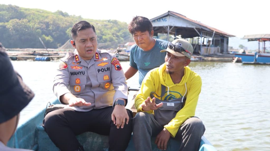Polres Wonogiri Salurkan Mesin Kapal Listrik untuk Nelayan Waduk Gajah Mungkur