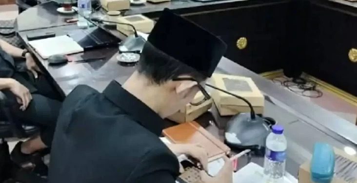 Gerindra Sidang Anggota DPRD Jember yang Viral Main Gim dan Merokok Saat Bahas Stunting
