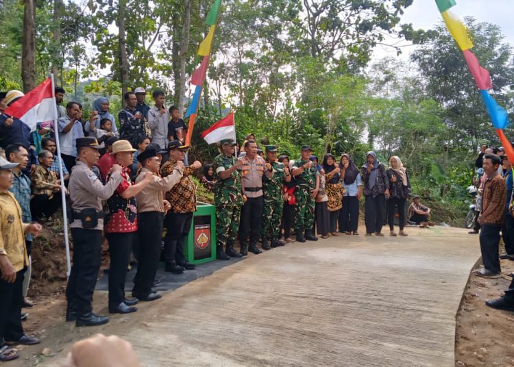 Gotong Royong TNI-Polri dan Warga Sukseskan TMMD di Wonogiri