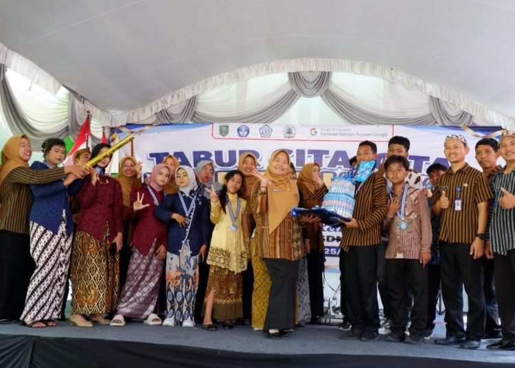 SDN 01 Kanigoro Lepas Siswa Kelas VI Menuju Jenjang Baru