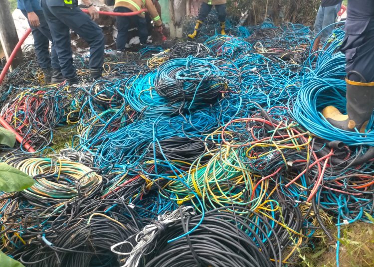 Polsek Cepogo dan Warga Padamkan Kebakaran Limbah Kabel Bekas, Api Berhasil Dicegah Merembet ke Permukiman
