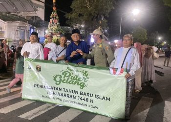 Ribuan Warga Ngawi Semarakkan Tradisi Puter Gelang Sambut 1 Muharam 1448 Hijriah