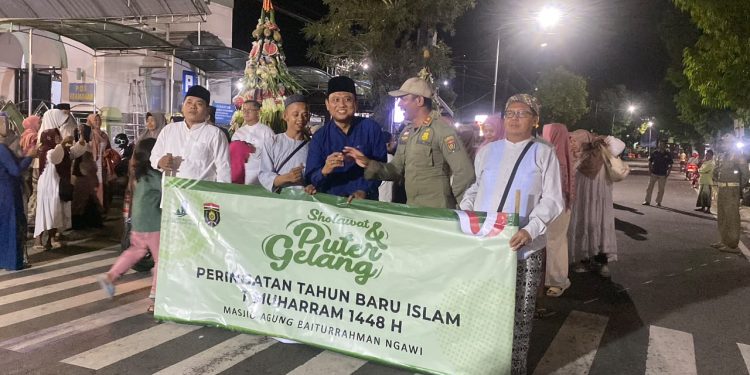 Ribuan Warga Ngawi Semarakkan Tradisi Puter Gelang Sambut 1 Muharam 1448 Hijriah